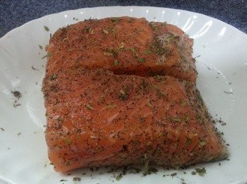 step3: 將<span class="group_2">醃料</span>平均在鮭魚塊上抹勻，醃至少30分鐘（如遇天氣較熱，請蓋上保鮮紙放進冰箱內保鮮。）