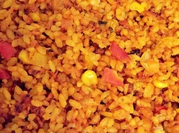 step3: 配料10-13切粒，先炒洋蔥粒，加入其他配料及調味大火炒勻，留起部份素餐肉煎香兩邊，備用，