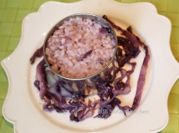 step5: 上碟時先放上橫切椰菜，用圓模填入飯