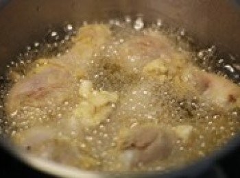 step5: 小深鍋放油，當把雞塊放進去，油刺啦冒大量泡泡的時候便可以炸了