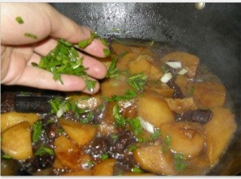 step6: 開大火收汁，待鍋內湯汁呈濃稠狀，加入一湯匙鹽、少許白糖調味，撒些蔥花即可出鍋