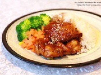 step13: 盛米飯,依次擺入西蘭花,黃椒,胡蘿蔔和<a href="https://bit.ly/2ZxapeY" target="_blank" data-keyword="雞扒" class="guide-link"><strong>雞扒</strong></a> <span style="display:inline-block;vertical-align:middle;margin-top:-3px;color:initial;border-radius:3px;padding:2px 3px;font-size:12px;line-height:14px;background:#87d300;color:#fff;">即買</span> ,澆入照燒汁即可