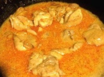 step7: 然後倒進一罐椰子汁進入煮，倒入椰汁後，整個咖哩立即像樣了，中火煮一下，然後調味，基本是夠味的了，試一下味道，我覺得稍微比較甜，可能是椰汁的關係，所以稍微加了一點點鹽。調味後，調成大火，然後把水澱粉倒進去，攪拌均勻，煮到你喜歡的濃稠度。