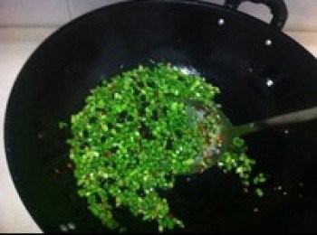 step3: 另起鍋大火燒熱，倒入色拉油至微熱，放入小米辣末、薑末、蒜末和豆豉，煸炒出香味，加入蒜苔翻炒