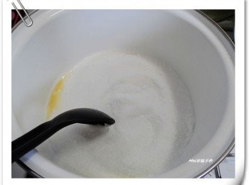 step5: 焦糖部分~將細砂糖加熱,要同時攪拌