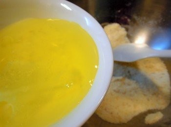 step5: 加入ㄧ半的蛋白及轉化糖(或果糖)，攪拌均勻。