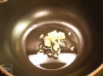 step2: 爆香蒜蓉