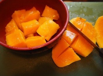 step3: 芒果沿核邊切大塊，每邊切6至8大粒，用刀稍修好每塊芒果粒的角位，令邊邊平滑些，免得弄穿糯米皮