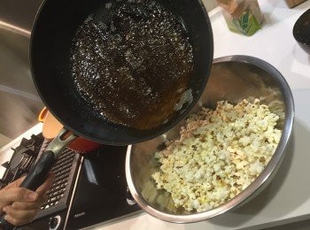 step8: 將焦糖倒一半到爆谷內