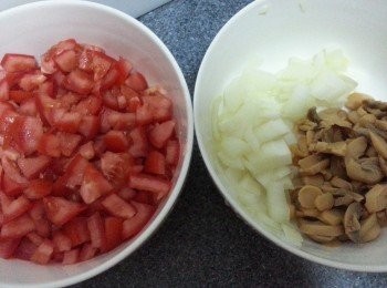 step4: 將蕃茄、洋蒽切粒，磨菇去水，備用。