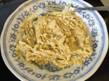 step2: 把搓成蕃薯蓉後，加入椰奶及少許蜜糖拌勻。
由於蕃薯本身已有甜味，所以蜜糖不要加太多。