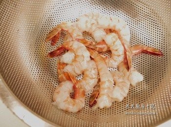 step2: 蝦洗淨，去頭，去殼(留尾段不拆)，去腸。用鹽抓勻，再以清水洗淨蝦身，瀝乾水分後，用小刀在蝦背中間割開，但不要切斷，放少許白胡椒粉、蛋白，放雪櫃醃10分鐘。