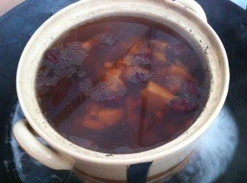 step4: 放上鍋面蓋起蓋來小火燉煮3-4小時《我的湯是大鍋的所以燉煮的時間比較長，如果少量時間就縮短，是排骨軟為止。》