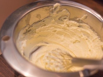 step1: 芝士蛋糕漿部份：　忌廉芝士切粒放到室溫，放上熱水上面座軟，打到成幼滑醬狀