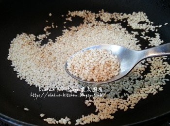 step12: 浸火<a href="https://bit.ly/3uTwVKG" target="_blank" data-keyword="雞腎" class="guide-link"><strong>雞腎</strong></a> <span style="display:inline-block;vertical-align:middle;margin-top:-3px;color:initial;border-radius:3px;padding:2px 3px;font-size:12px;line-height:14px;background:#87d300;color:#fff;">即買</span> 期間將白芝麻放入鑊中用慢火烘炒至微黃色