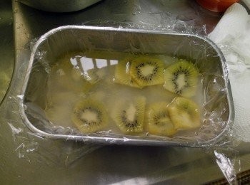 step5: 模具先鋪上保鮮膜(這樣比較好脫模)先倒入一層可爾必思寒天，等微凝結再加入<span class="group_3">水果</span>一層層鋪上，