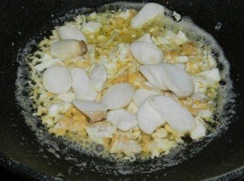 step3: 加入切片的杏鮑菇快炒，再加一大匙水