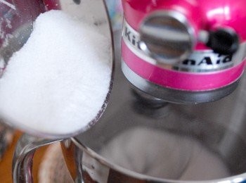 step5: 用電動打蛋器打發淡忌廉，打發至泡沫出現時，加入糖，繼續打發至乾性發泡