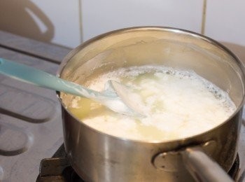 step4: 此時加入檸檬汁，略為攪拌後牛奶會開始出現結塊，關火