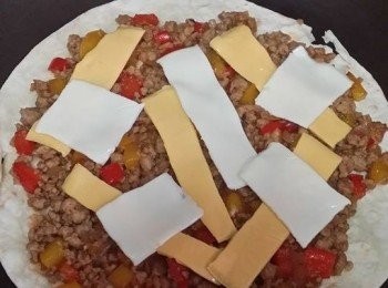 step3: 小火加熱平底鑊，不用下油，放入薄餅煎至一面金黃，煎至最後一塊將其反面，在薄餅上加上已炒好豬肉碎和芝士，再蓋上一塊薄餅(已煎至金黃部份向下), 煎至金黃，再將薄餅反面，煎至金黃，上碟，切塊，即成