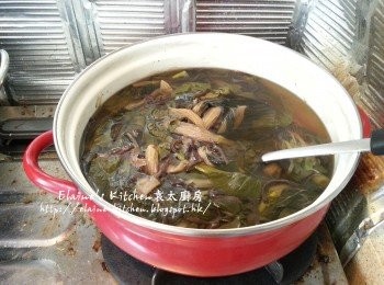 step8: 再加入菜心拌勻蓋上蓋繼續用慢火煲1小時 , 最後加少許鹽調味即可