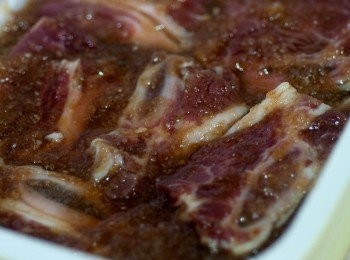 step7: 再加入1/4樽燒肉汁拌勻，用保鮮紙包好，放入雪櫃內雪一天。