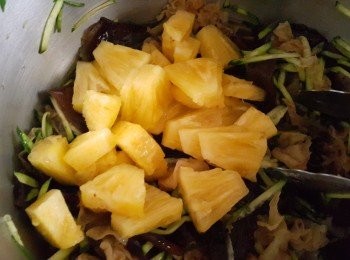 step4: 撈起倒入步驟2及所有<span class="group_1">食材</span>拌勻最後滴上香油呈盤時在灑上一些黑芝麻或白芝麻都可完成~