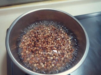 step2: 煮滾熱水.倒入粉圓稍煮5分定型.