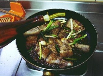 step3: 接著下<span class="group_3">配料</span>後略炒一下(開大火)，馬上下<span class="group_2">調味</span>再用米酒嗆出鍋氣