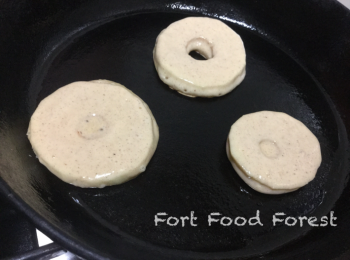 step8: 當蘋果圈班㦸的表面出現氣孔時, 翻至另一面繼續煎約1分鐘至熟透, 上碟.