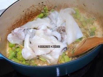 step5: 5.加入切好的花枝一起炒。