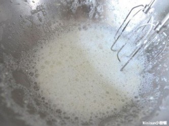 step1: 將蛋白粉與溫水混合至容器內打出泡後將糖粉120g分三次慢慢加入持續打到糖粉溶解(另外糖粉30g預留)