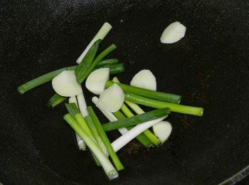 step2: 先處理<span class="group_2">控肉</span>部份，熱一油鍋，蔥與蒜頭爆香