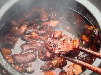 step3: 豬腳洗淨焯水，沖洗乾淨。再將豬腳放入煮開的薑醋汁中煲50分鐘左右。