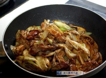 step7: 下<span class="group_2">汁料</span>、杏鮑菇和京蔥炒至汁滾，完成。