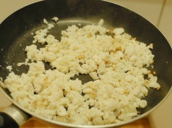 step2: 下橄欖油及蒜蓉，用小火煮一分鐘，然後轉中火，煮洋蔥兩分鐘至軟身，再下蟹肉，可下100毫升白酒white wine，可提升香味