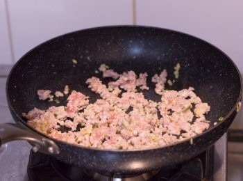 step6: 加入已醃之豬肉炒至半熟