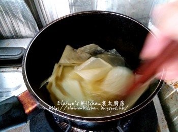 step8: 腐皮撕成細片 , 放入油鑊中用慢火炸至脆身