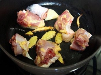 step4: 4.等薑片已經煸乾乾的，放入雞腿肉下去煸，雞皮向下。