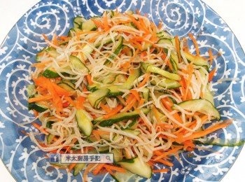 step3: 青瓜切薄片，紅蘿蔔切幼絲，用鹽抓勻，待水釋出後，再用手把水分揸出，放入芽菜和麻油一同拌勻，鋪在碟上。