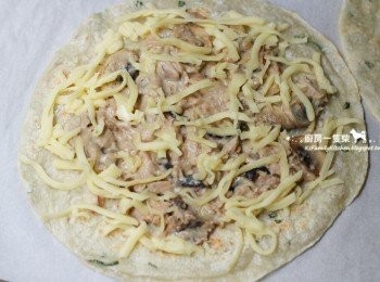 step7: 先取一張蛋餅皮，鋪上約1/3炒好的白醬鮪魚餡，撒上少許起司絲。