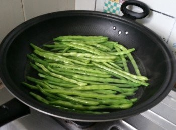 step2: 煮滾大半鍋水，放四季豆汆水約2分鐘，撈起立即浸冷水，瀝乾切粒
