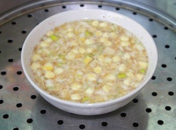 step5: 攪拌好的蛋液中加入香油攪拌均勻放在蒸鍋上。一般的鍋子可以等水熱以後，再把雞蛋放上蒸屜開小火蒸煮，鍋子裡面的水溫度要比你剛剛加入雞蛋中的水溫度高一點就可以了，不要用開水、小火蒸煮適當留有氣孔可以防止蒸蛋沸騰留有氣孔。在放入蒸鍋前也可以蓋上保鮮膜，可以防止蒸煮過程中水汽滴入蛋羹中（這一點也不是特別重要）