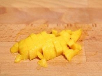 step2: 把一半芒果切成粒粒