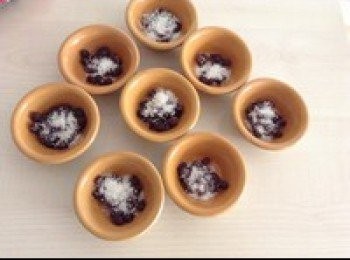 step4: 自己喜歡的餡料放在缽仔裡，再把漿液倒入每個缽仔裡