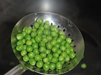 step5: 鍋中水燒開，豌豆焯水30秒撈出瀝乾水分