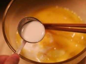 step2: 加入砂糖1大勺，鹽1/2小勺，以及牛奶1-2大勺（1大勺做出來的蛋燒比較結實，2大勺做出來的蛋燒比較鬆軟），攪拌均勻備用。