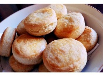 step4: 將一個個比司吉放到烤盤紙上，用大拇指在中央輕輕按壓一下。並在表面刷上事先準備好的酪乳。放進事先預熱好的烤箱烤約15分鐘至表面呈金黃色即完成！