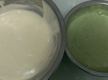 step1: 烤箱180度預熱。 先製作蛋黃麵糊。 將蛋黃稍為打發後，依序加進牛奶、沙拉油、以及低筋麵粉、柚子醬拌勻備用。 然後將麵糊分成2份，一份加進綠茶粉。