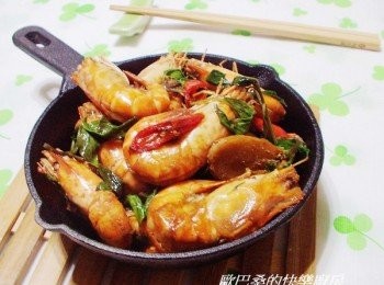 step7: 香噴噴又夠味的三杯泰國蝦就完成囉~~
因為我剛好買了泰國蝦ˊ平時料理就方便性選擇即可ˊ 
大白蝦...或任何喜歡品種ˊ一樣可以搭配的。
來上一大盤ˊ配上啤酒ˊ超過癮的ˊ 
喜歡的ˊ趕緊找時間試試看。